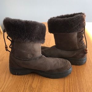 Ladies UUGS brown leather leather laces in rear 6